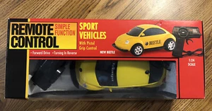 NEW 2000 RADIO CONTROLLED 1:24 SCALE Volkswagen Yellow Beetle Car-Original Box - Picture 1 of 10