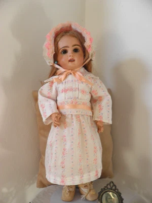 TRES BEL ENSEMBLE  2 PIECES EN TISSU FLEURI ANCIEN POUR POUPEE  DE 38/40 CM - Photo 1/4