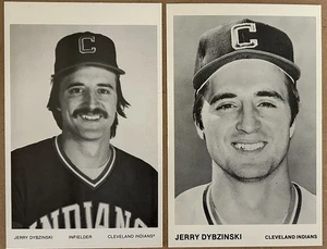 2 verschiedene JERRY DYBZINSKI, Cleveland Indianer weißer Rand Fotokarten - Bild 1 von 1