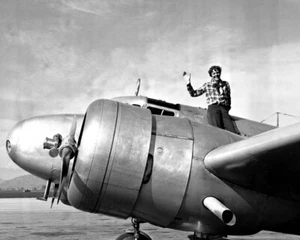 Neues Foto: Amelia Earhart kurz vor dem 1. Versuch des Weltfluges - 6 Größen! - Bild 1 von 7