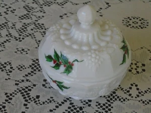 C-1096 Vtg Westmoreland Covered Christmas Milk Glass Candy Nut Dish Holley Trim - Picture 1 of 4