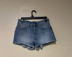 Levi's Damengröße 26 Denim abgeschnittene Shorts Knopfleiste ausgefranster Saum  - Bild 1 von 8