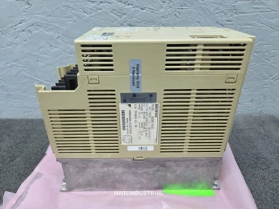 Servoaccionamiento Yaskawa Servopack SGDB-15VD, 200-230V, 3PH, 10A Foto 1 de 4