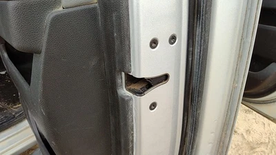 Защелка задней правой пассажирской двери 2014-19 Silverado 1500 с оригинальными стержнями/кабелями сзади - Изображение 1 из 4