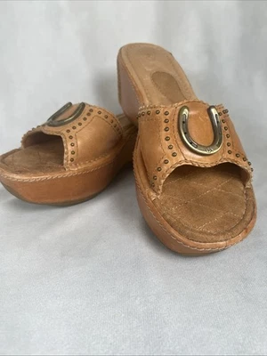 Ariat Casey Leather Wedge Sandal Slides Womens Sz 8.5 Tan w/Horseshoe Slip On - Image 1 of 4