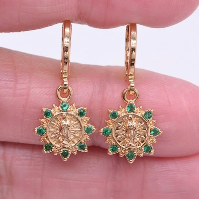 Pendientes colgantes de topacio verde de topacio verde de oro amarillo de 18 quilates con flores de fantasía Virgen María Foto 1 de 4
