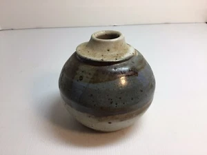 Vase ou porte stylo en faïence fait main. signé, 5,5 pouces de haut. - Photo 1/8