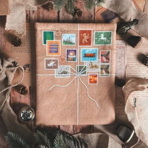 Accio/Magic Delivered Harry Potter Magical Postmaster Briefmarken Buchhülle Neu in Verpackung - Bild 1 von 4
