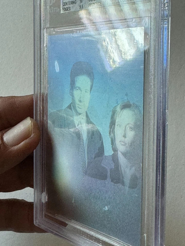 1996 Topps X-FILES Scully GILLIAN ANDERSON Mulder DAVID DUCHOVNY Hologram BGS 8 - Image 1 of 4