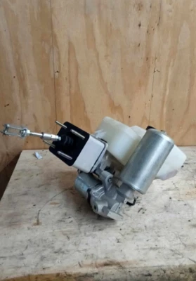 Nissan NV1500 Titan XD 2012-2020 cilindro maestro de refuerzo de freno de potencia hidráulica Foto 1 de 2