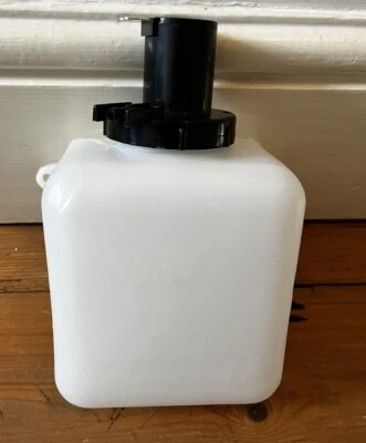 RENAULT DACIA 12 18 LOGAN SANDERO SOLENZA WINDSCREEN WASHER BOTTLE WITH PUMP - Image 1 of 3