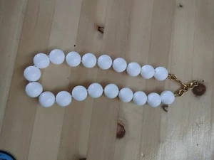 VINTAGE WHITE PLASTIC BEADED NECKLACE - WEARABLE COSTUME JEWELRY  - Picture 1 of 3