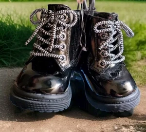 Baby Mädchen ~ Kampfstiefel ~ schwarz ~ glänzend ~ einfach an- und ausschalten - Bild 1 von 6