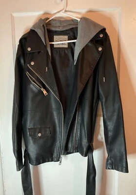 Женская мотоциклетная куртка с капюшоном LEVI'S черная искусственная кожа большая бывшая в употреблении - Изображение 1 из 4