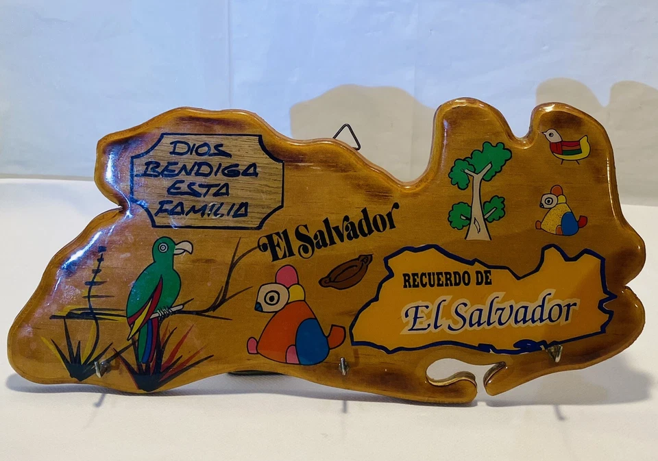 萨尔瓦多木质壁挂钥匙架衣架“Dios Bendiga Esta Familia”,11 英寸 - 长度 — 第 1/4 张图片