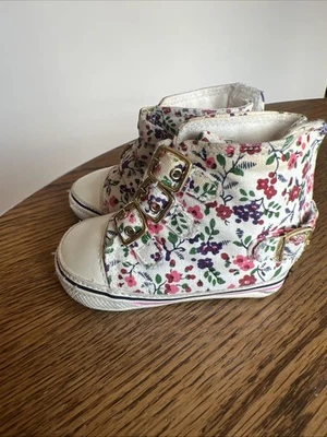 Zapatos de bebé Juicy Couture talla 3 niña patrón floral usados en excelente estado Foto 1 de 4