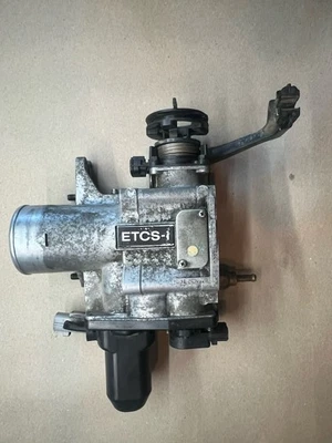 Conjunto de unidad de carrocería de acelerador genuino OEM 2001-2005 Lexus GS300 IS300 22030-46220 Foto 1 de 4