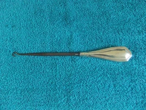 GRAN GANCHO DE BOTÓN VINTAGE CON MANGO DE PLATA DE LEY - Imagen 1 de 6