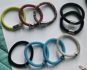 Sashka Perlen Armbänder mit Charm klein 5/6 Neu! Lehrer/ Fokusrausch! - Bild 1 von 3