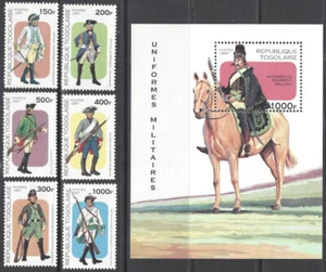 TOGO Sc # 1764-70 CPL MNH JUEGO DE 6 + S/S - VARIOS UNIFORMES MILITARES - Imagen 1 de 1