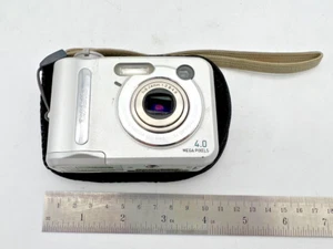 VINTAGE CASIO 3X ZOOM QV-R40 4MP Compact Digital Camera Silver Case Pocket - Picture 1 of 15