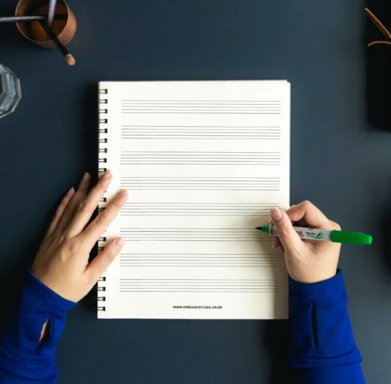 Caderno de composição musical A4 8 pautas manuscritas e papel de nota forrado piano - Imagem 1 de 4