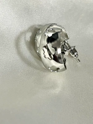 Modern Charm 灰色环状耳环女式镂空花卉设计 — 第 1/4 张图片