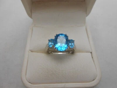 Impresionante anillo de topacio azul simulado corte ovalado para mujer enchapado en oro blanco de 14 k Foto 1 de 4