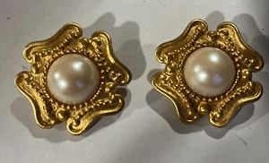 ELEGANT VTG 80'S Round FAUX PEARL CABOCHON STYLE POST EARRINGS 1 1/2” - Picture 1 of 3