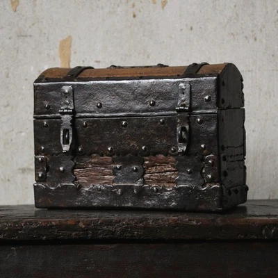 Antique rare 16th century German Gothic iron bound oak alms box strong box  — 第 1/4 张图片