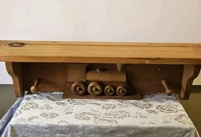Estante de exhibición de tren de madera hecho a mano/estante para abrigos ruedas giratorias de 24" de ancho Foto 1 de 4