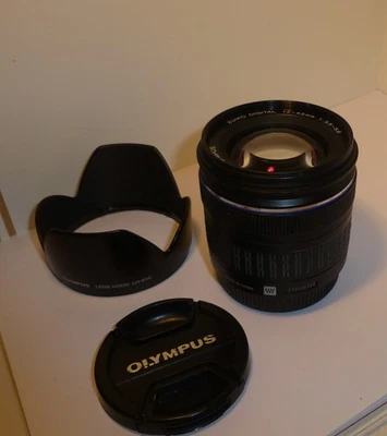 Olympus Zuiko Digital 14-42mm f3.5-5.6 ED - Four Thirds Lens + Hood (724) - Image 1 of 4