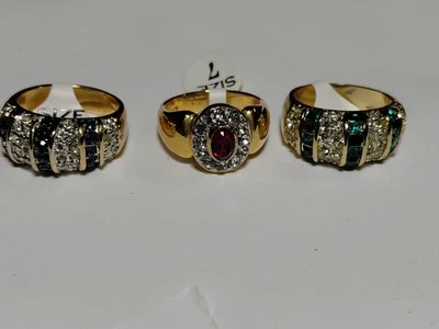 Кольца с гальваническим покрытием из золота 3 шт. размер 7 18 карат с широкой лентой, красными фианитами, изумрудными и черными - Изображение 1 из 3