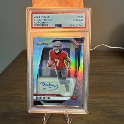 Autógrafos Panini Prizm Rookies Bucky Irving #316 Silver Prizm 2024 (AU, RC) 10 Foto 1 de 2