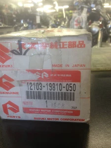 suzuki OEM 2nd (0.50) 0ver piston, rings and clips  - Imagen 1 de 3