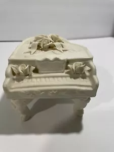 Caja de Música De Colección Piano Color Marfil Bisque Porcelana con Rosas - Imagen 1 de 6
