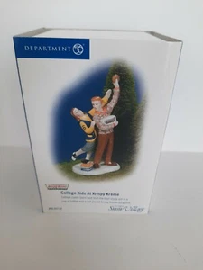 DEPT 56 SNOW VILLAGE SERIE "COLLEGE KIDS AT KRISPY KREME" BRANDNEU - Bild 1 von 2