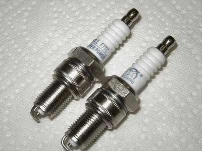 REPUESTOS MOTOR PREDATOR Loncin Hemi 212cc R210FA (Dos) Bujías F7TC MEZCLABLES Foto 1 de 4