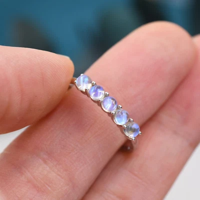 Anillo banda media eternidad cabina redonda piedra lunar azul en anillo de plata maciza 925 Foto 1 de 4