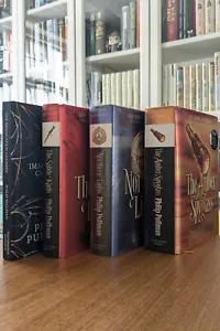 Philip Pullman: 10th Anniversary His Dark Materials (1-3) & Imagination Chamber - Bild 1 von 13