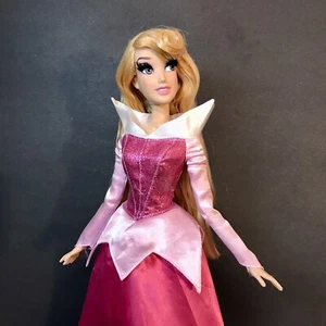 Disney 17” Edición Limitada Muñeca Cantando Aurora Bella Durmiente Diseñadora Barbie - Imagen 1 de 7