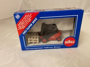 SIKU - SUPER SERIE 1722 - LINDE FORLKIFT TRUCK - RED 1:55 DIECAST - Picture 1 of 4