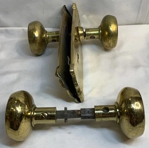 Lot Of Four Vintage Brass Door Knobs And Two Brass Backplates With Spindles - Picture 1 of 17
