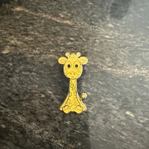 VeeFriends VeeCon 2024 Original Giraffe Pin /55 - Bild 1 von 2
