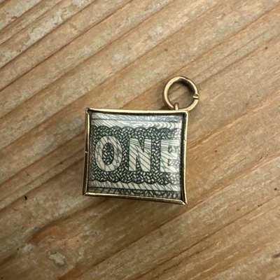 Vintage 9ct gold one pound note charm / pendant, emergency break - Image 1 of 4