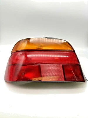 Conjunto de luz trasera izquierda TYC 11-6010-01  Foto 1 de 2