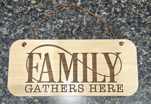 Familie versammelt sich hier Schild Holz graviert - Bild 1 von 1