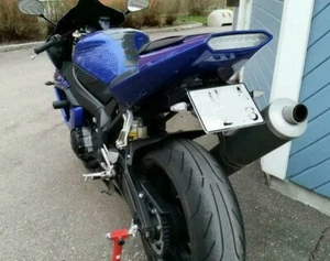 BLACK Yamaha R1 R-1 Fender eliminator Tail Tidy logo BLACK 2T/S 2002 - 2003 - Foto 1 di 3