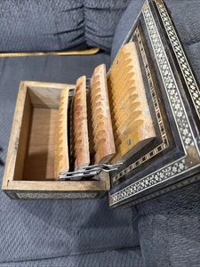 Hermosa caja de cigarrillos con incrustaciones de madreperla de madera hecha a mano - Imagen 1 de 5
