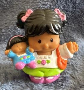 Fig. ispanica ragazza quartiere Little People Fisher Price in pensione con bambola 2004 - Foto 1 di 8